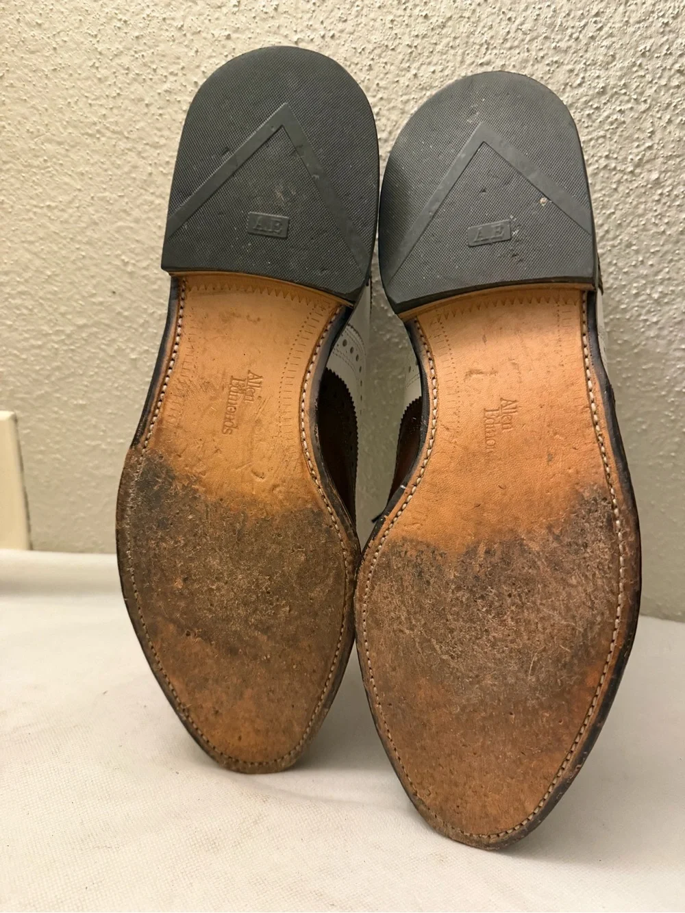 Allen Edmonds Brown and White Two-Tone Wingtip Oxfords, pre-owned,SZ9